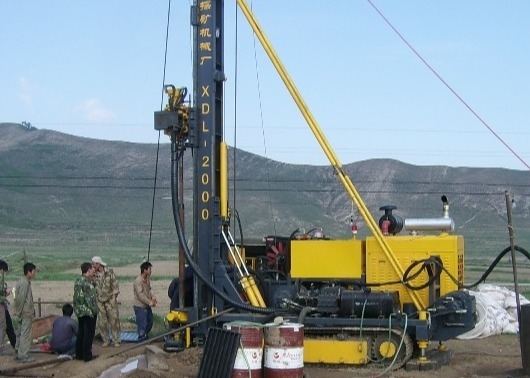 Wiertnica rdzeniowa XYL-2B zamontowana na gąsienicy wyposażona w silnik Diesla o mocy 30 kW i głębokości 350 m